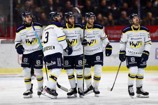 s spelare strax innan de får sitt första mål bortdömt
