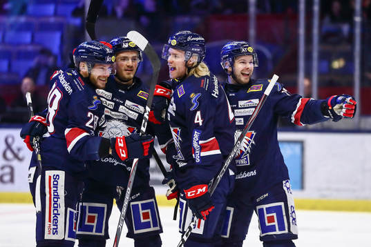 Linköpings Jaakko Rissanen jublar med Samuel Lofquist och