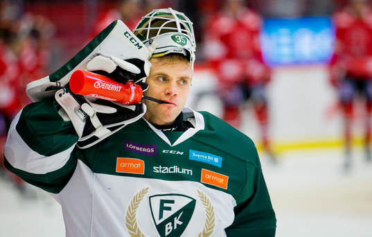 Färjestads målvakt Markus Svensson deppar