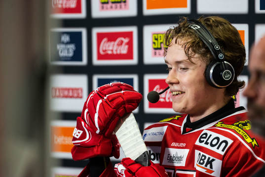Örebros Linus Öberg blir intervjuad