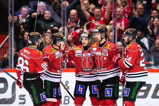 Örebros Ludvig Rensfeldt jublar med lagkamrater