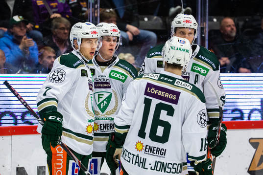 Färjestads Carl Jakobsson jublar med lagkamrater