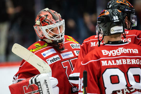 Örebros målvakt Dominik Furch jublar
