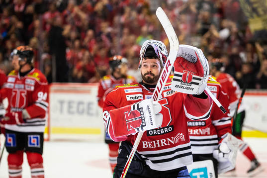 Örebros målvakt Dominik Furch jublar
