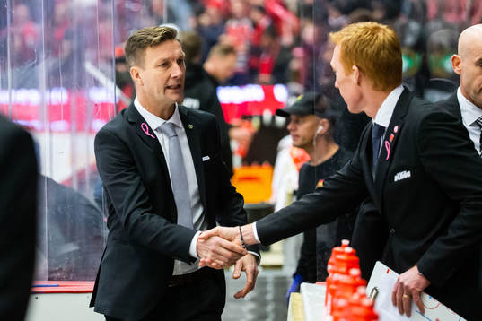 Färjestads huvudtränare Johan Pennerborn tackar Örebros