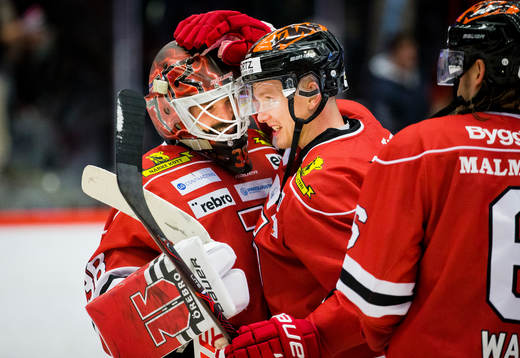 Örebros målvakt Dominik Furch jublar med Gustav Backström