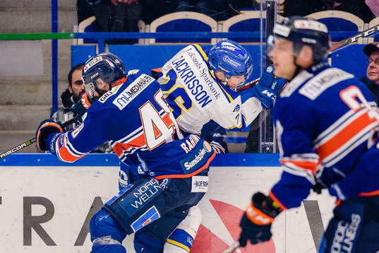 Växjös Daniel Rahimi tacklar Leksands Patrik Zackrisson