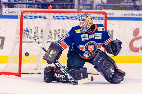 Leksands Fredrik Forsberg (ej i bild) skjuter pucken i mål