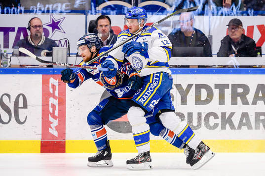 Växjös Brendan Shinnimin blir tacklad av Leksands Fredrik