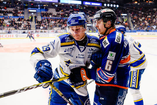Leksands David Rundqvist tacklar Växjös Linus Högberg