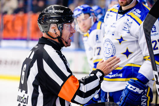 Domare Sören Persson pratar med Leksands bås