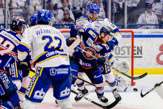 Växjös Brendan Shinnimin oroar framför Leksands Daniel