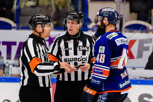 Domare Sören Persson och Domare Morgan Johansson pratar