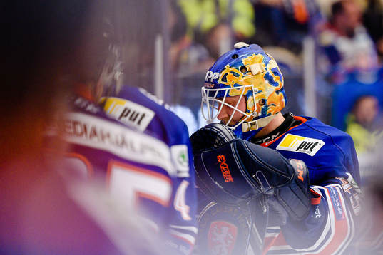 Växjös målvakt Viktor Andrén deppar