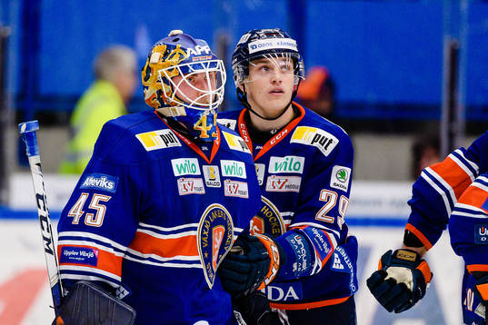 Växjös målvakt Viktor Andrén och Pontus Holmberg deppar