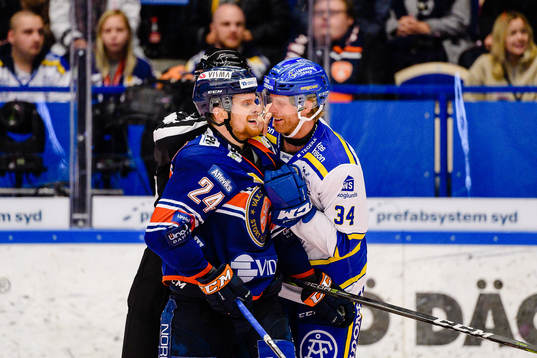 Gruff mellan Växjös Brendan Shinnimin och Leksands Philip