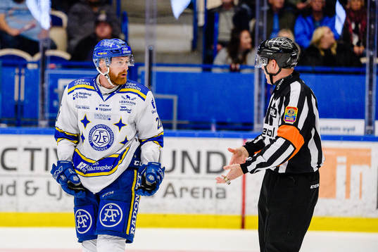 Leksands Mattias Ritola pratar med Domare Morgan Johansson