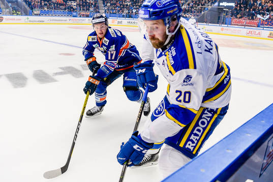 Växjös Jonas Engström jagar Leksands Mattias Karlsson