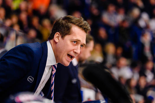 Växjös tränare Sam Hallam skriker