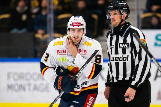 Djurgårdens Anton Hedman lämnar isen