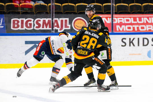 Skellefteås Jesper Frödén och Filip Berglund krockar