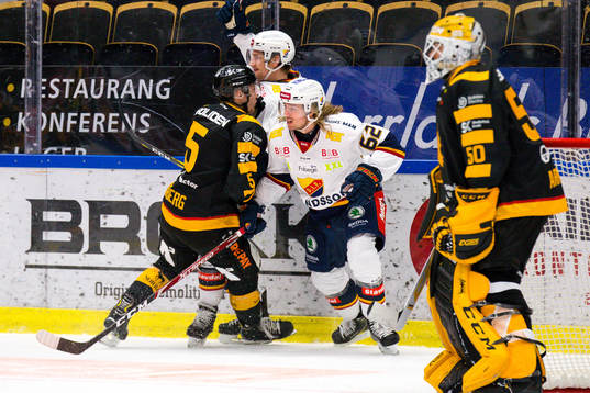 Skellefteås Philip Broberg tacklas av Djurgårdens Anton