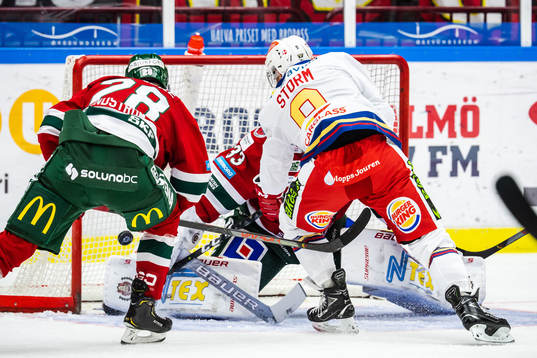 Malmö Redhawks Frederik Storm gör 1-0 bakom Frölundas