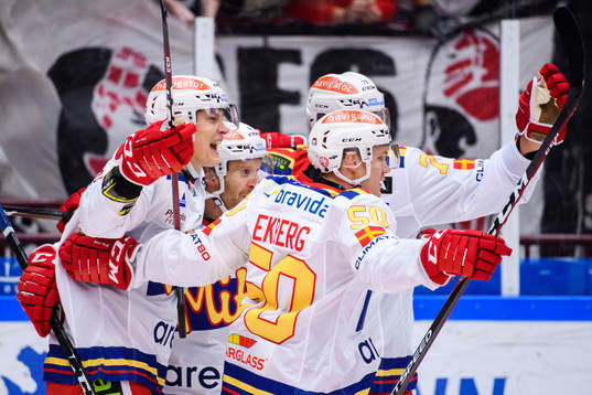 Malmö Redhawks Frederik Storm jublar med lagkamrater