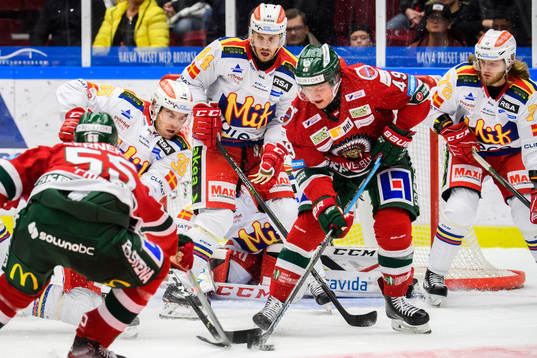 Frölundas Rhett Rakhshani oroar vid Malmö Redhawks Matias