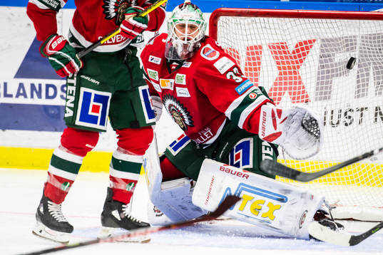 Frölundas målvakt Johan Mattsson släpper in 2-0 från
