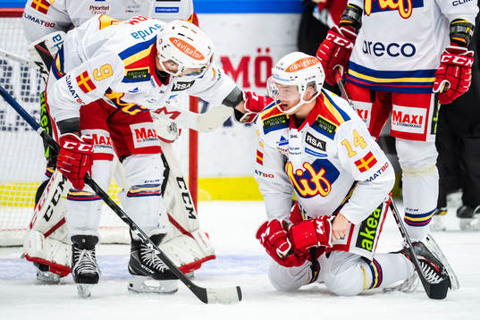 Malmö Redhawks Carl-Johan Lerby har ont och ses om av