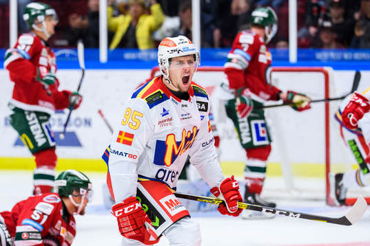 Malmö Redhawks Carl Persson jublar