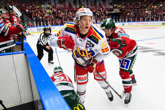 Frölundas Rhett Rakhshani tacklar Malmö Redhawks Emil