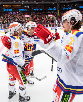 Malmö Redhawks Carl-Johan Lerby jublar med Frederik Storm