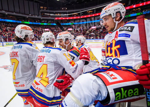 Malmö Redhawks Carl-Johan Lerby jublar med Frederik Storm