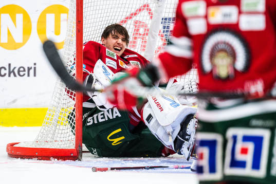 Frölundas målvakt Johan Mattsson har ont