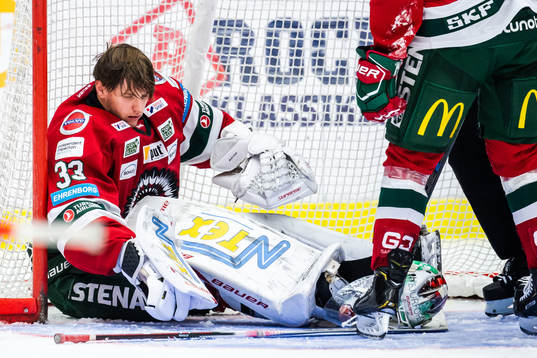 Frölundas målvakt Johan Mattsson har ont