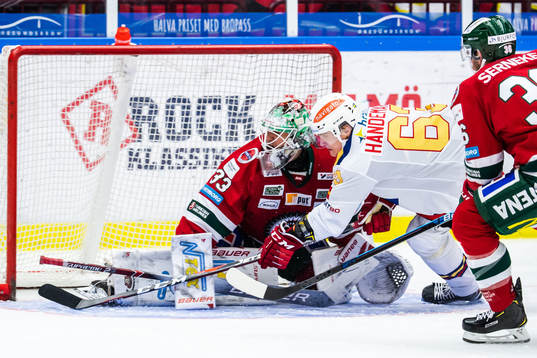 Malmö Redhawks Fredrik Händemark krockar med Frölundas