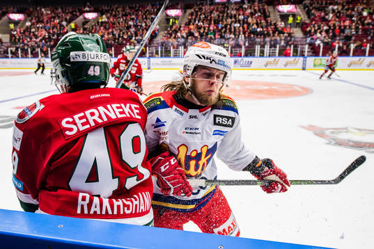 Malmö Redhawks Marcus Björk tacklar Frölundas Rhett
