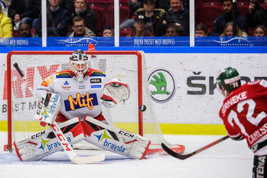 Frölundas Patrik Carlsson skjuter mot Malmö Redhawks