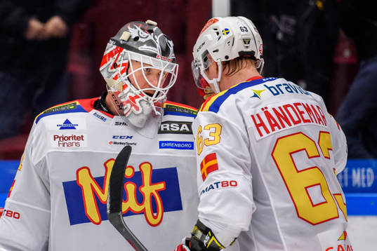 Malmö Redhawks målvakt Lars Volden jublar med Fredrik