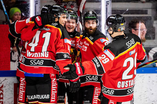 Luleås Austin Farley jublar med lagkamrater