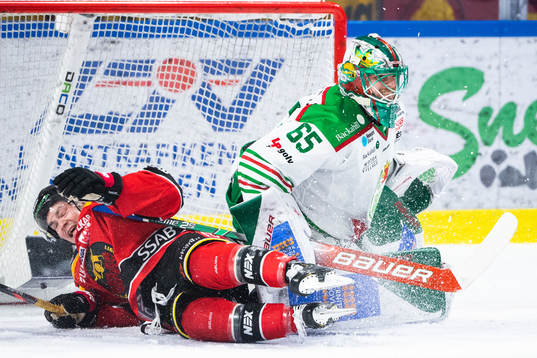 Luleås Austin Farley och Rögles målvakt Christoffer