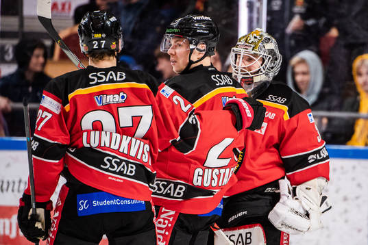 Luleås Erik Gustafsson jublar med lagkamrater