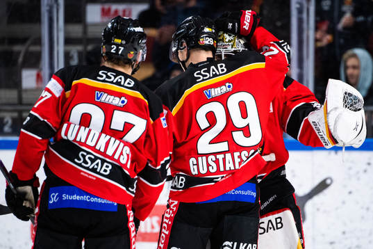 Luleås Erik Gustafsson och målvakt Joel Lassinantti jublar