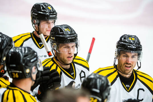 Brynäs Greg Scott jublar med lagkamrater