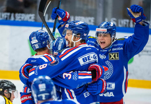 Oskarshamns Filiph Engsund jublar med lagkamrater