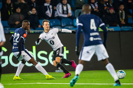 Prosper Mendy of Strømsgodset ands Mike Lindemann Jensen