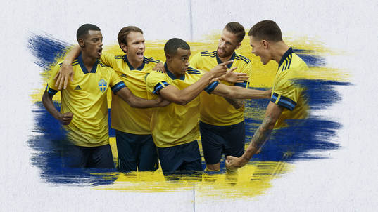 På denna handout-bild från Adidas ses Alexander Isak,