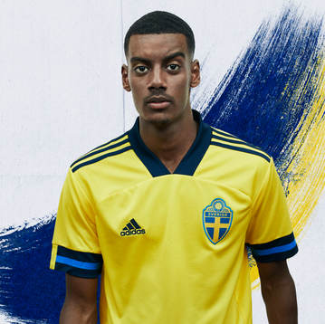 På denna handout-bild från Adidas ses Alexander Isak i